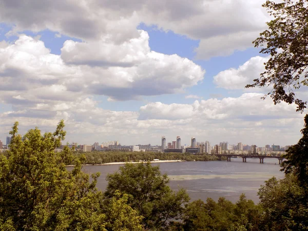 Şehrin üzerinde ağır bulutlar var. Dinyeper Nehri 'nin sol kıyısında. Ukrayna, Kiev, 2017 Yaz.