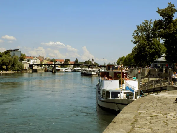 2017 yazında Regensburg kentinde rıhtımda bir tekne. 
