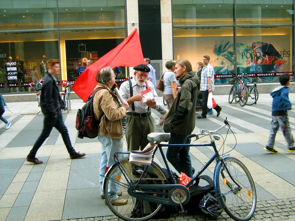 İnsanlar 2012 yazında Dresden sokaklarında yaşam farklı görüşler var. 