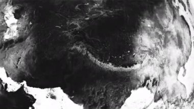 Coronavirus COVID 19 karanlık dünya haritası. Sağlık verileri ve mor renkli pandemik uyarılar. Çin virüsü tüm dünyaya yayılıyor. Salgın konsepti 3d canlandırmalı arkaplan 4K video.