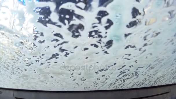 Jabón dentro de un lavado de autos — Vídeos de Stock