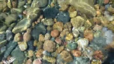 Küçük taşlar su altında
