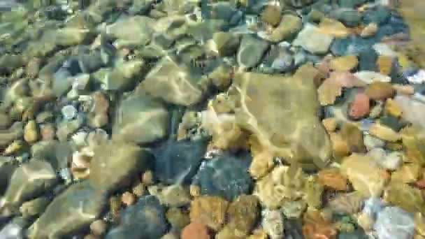 Små stenar under vattnet — Stockvideo