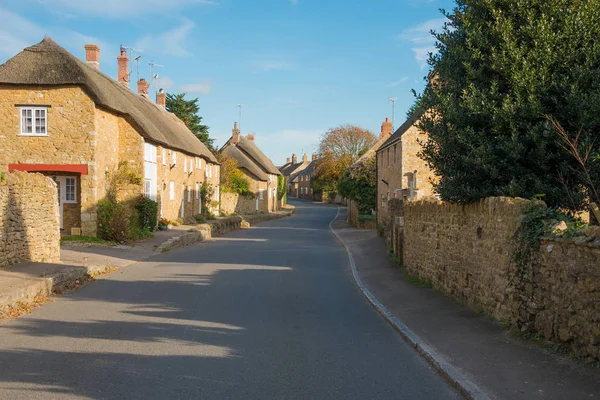 Straße durch Abtsbury-Dorf — Stockfoto