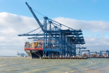 Kumlu bir plaj üzerinde kum Yatçılık