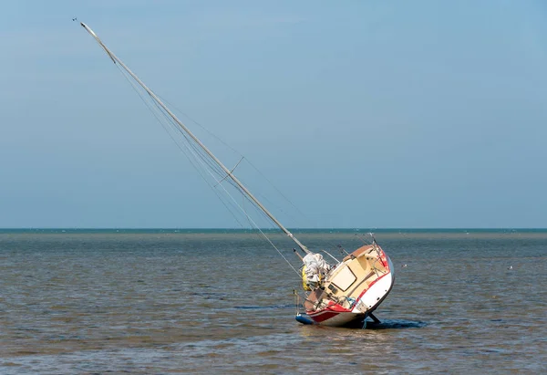 Barco de vela playa —  Fotos de Stock