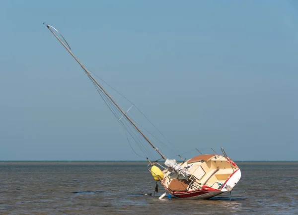 Barco de vela inclinado —  Fotos de Stock