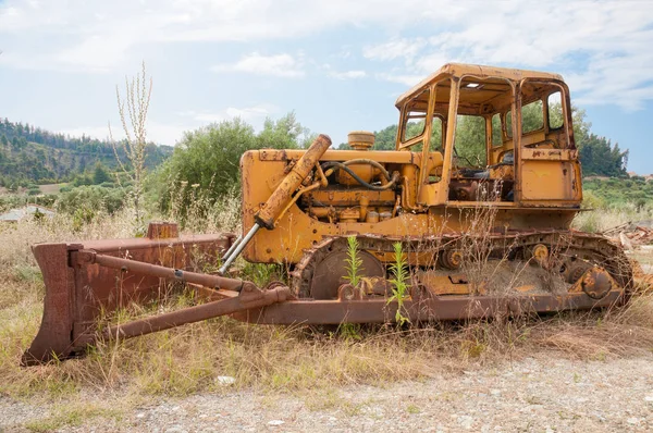 Gamla rostiga bulldozer — Stockfoto