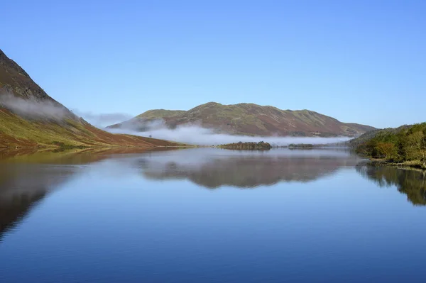 Nebel auf Krümelwasser — Stockfoto