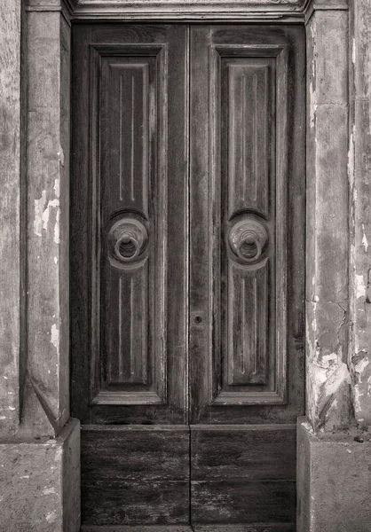 Imagen Blanco Negro Una Vieja Puerta Madera —  Fotos de Stock