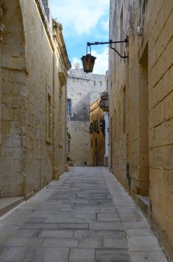 Malta 'nın Mdina kentindeki çok eski dar ortaçağ sokaklarından birinin manzarası.
