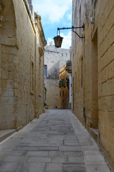 マルタのミンダの町の多くの古代の狭い中世の通りの一つの眺め — ストック写真