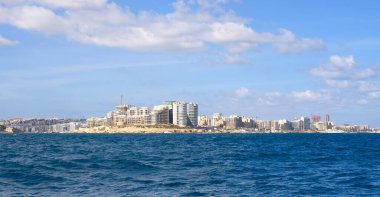 Tower Road Skyline, Sliema, Malta, yüksek binaları gösteriyor.