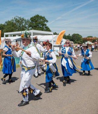 KENT COUNTY Show, KENT, UK- 6 Temmuz 2018: Morris Dansçıları İngiltere 'deki Kent County Show' da sahne aldı. Morris dansı, İngiliz halk dansının bir türüdür. Genellikle 1400 'lü yıllara dayanan bir müzik eşliğinde yapılır.