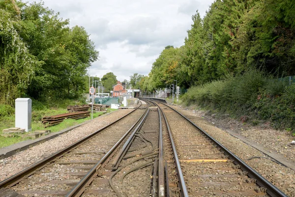 สถาน รถไฟขนาดเล ยงสองชานชาลาและแทร — ภาพถ่ายสต็อก