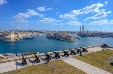 Valletta, Malta 'daki selamlama bataryasından üç şehrin görüntüsü.