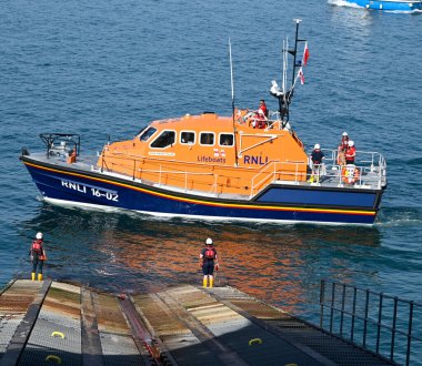 Tenby, Wales, İngiltere - 15 Nisan 2019: Tenby Tamar sınıfı cankurtaran botu çağrı üzerine istasyonuna geri dönüyor.