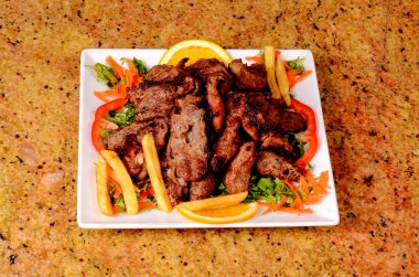 et ızgara ve patates ve meze 