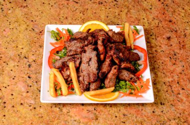 et ızgara ve patates ve meze 