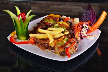 Peynirli biftek ve pirinç kapak ve meze