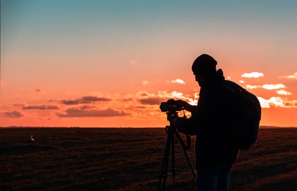 Photographe Avec Trépied Appareil Photo Prend Paysage Lors Coucher Soleil — Photo