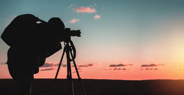 Fotografo Con Treppiede Macchina Fotografica Prende Paesaggio Durante Tramonto Una — Foto Stock