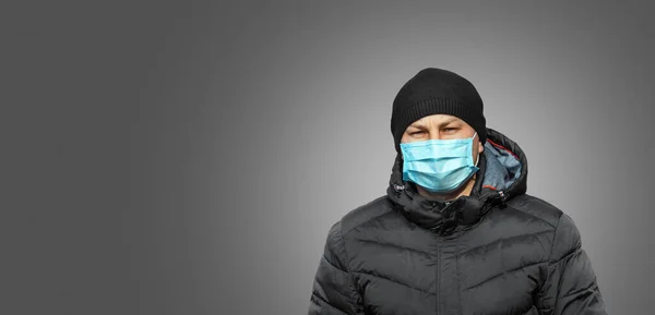 Homem Azul Máscara Médica Protetora Cidade Fundo Cinza — Fotografia de Stock