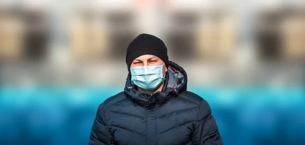 Homem Azul Máscara Médica Protetora Cidade Contra Fundo Ponte Céu — Fotografia de Stock