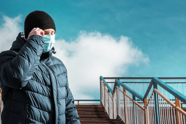 Homem Azul Máscara Médica Protetora Cidade Contra Fundo Ponte Céu — Fotografia de Stock