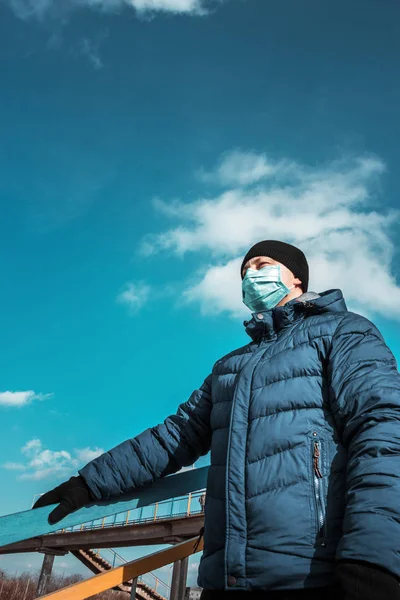Homem Azul Máscara Médica Protetora Cidade Contra Fundo Ponte Céu — Fotografia de Stock