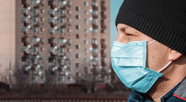 Homem Azul Máscara Médica Protetora Cidade Contra Fundo Ponte Céu — Fotografia de Stock