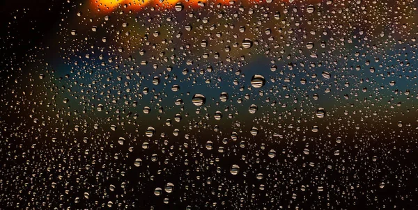 Renk gölgeli bir mat yüzeyinde büyük ve küçük su damlaları dokusu