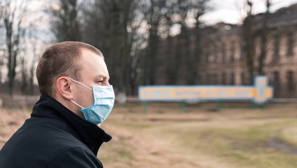 Homem Azul Máscara Médica Protetora Cidade — Fotografia de Stock