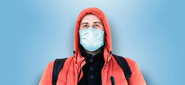 Homem Com Uma Máscara Médica Capuz Fundo Azul — Fotografia de Stock