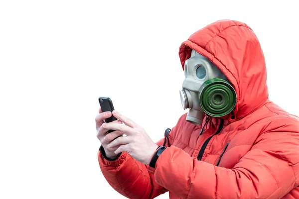 Homem Com Uma Máscara Gás Capuz Segurando Telefone Suas Mãos — Fotografia de Stock