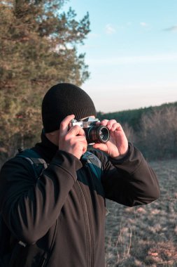 Fotoğrafçı dışarıda fotoğraf çekiyor.