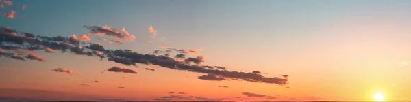 Ηλιοβασίλεμα Πανόραμα Σύννεφα Φόντο Γαλάζιο Ουρανό — Φωτογραφία Αρχείου