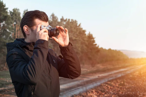 Férfi Fotókat Készít Egy Régi Mechanikus Fényképezőgépen Természet Hátterében — Stock Fotó