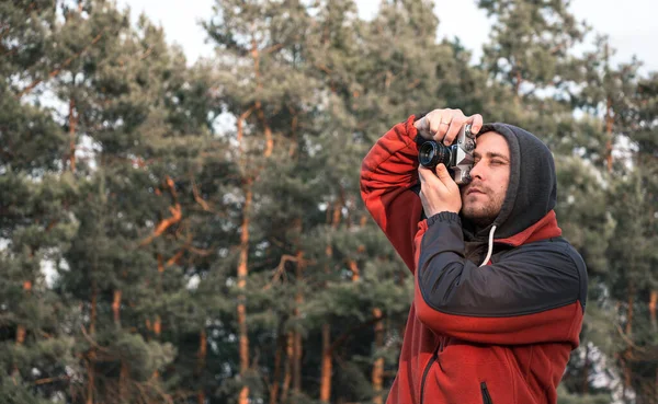 Homem Tira Fotos Uma Velha Câmera Mecânica Fundo Natureza — Fotografia de Stock