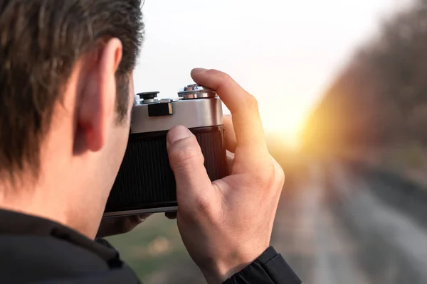 Férfi Fotókat Készít Egy Régi Mechanikus Fényképezőgépen Természet Hátterében — Stock Fotó