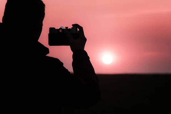 Силует Чоловіка Який Фотографує Старою Механічною Камерою Фоні Заходу Сонця — стокове фото