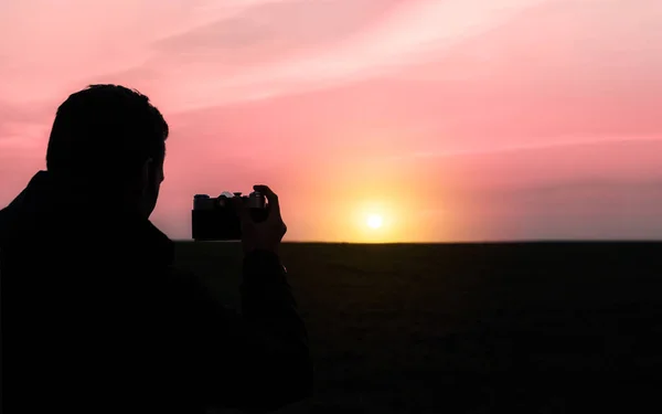 Силует Чоловіка Який Фотографує Старою Механічною Камерою Фоні Заходу Сонця — стокове фото