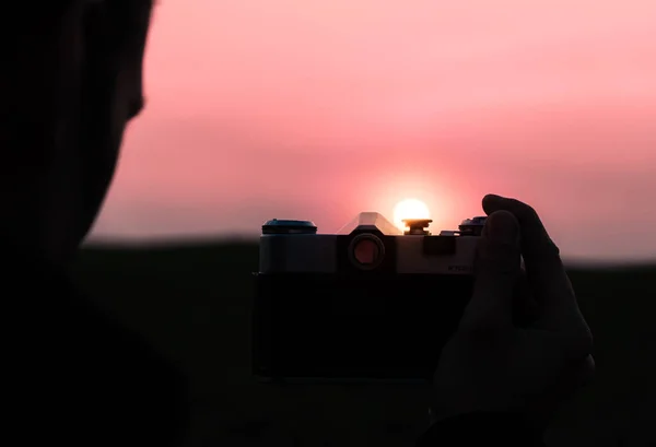 Silhouette Eines Mannes Der Mit Einer Alten Mechanischen Kamera Vor — Stockfoto