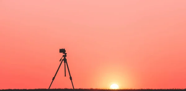 Σιλουέτα Κάμερας Τρίποδο Χωράφι Ηλιοβασίλεμα — Φωτογραφία Αρχείου