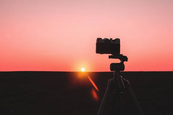 Silhouette Une Caméra Sur Trépied Dans Champ Coucher Soleil — Photo