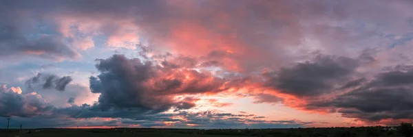 Panorama Del Atardecer Con Nubes Frambuesa Sobre Pequeño Pueblo Contra — Foto de Stock