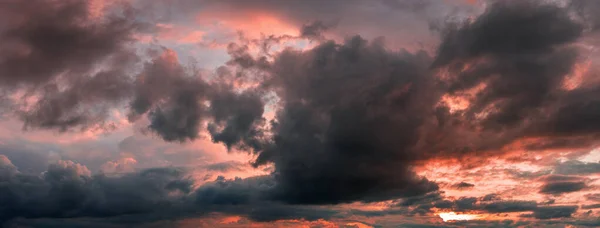 Große Regenwolken Bei Sonnenuntergang Rote Farbe — Stockfoto