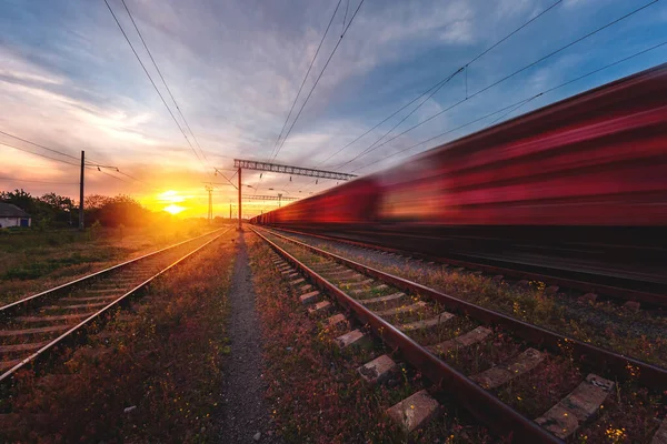 Yük, yolcu treni demiryolu ile hızlı hareket eder.