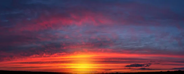 Piękna Łagodna Panorama Zachodu Słońca Dużymi Chmurami Nad Małym Miasteczkiem — Zdjęcie stockowe