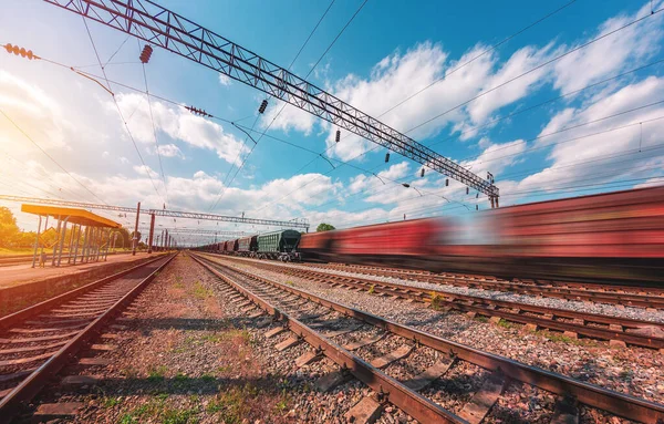 Yük, yolcu treni demiryolu ile hızlı hareket eder.